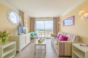 Suite, 1 habitación, vistas al mar | Sala de estar | Televisión de pantalla plana de 40 pulgadas con canales digitales