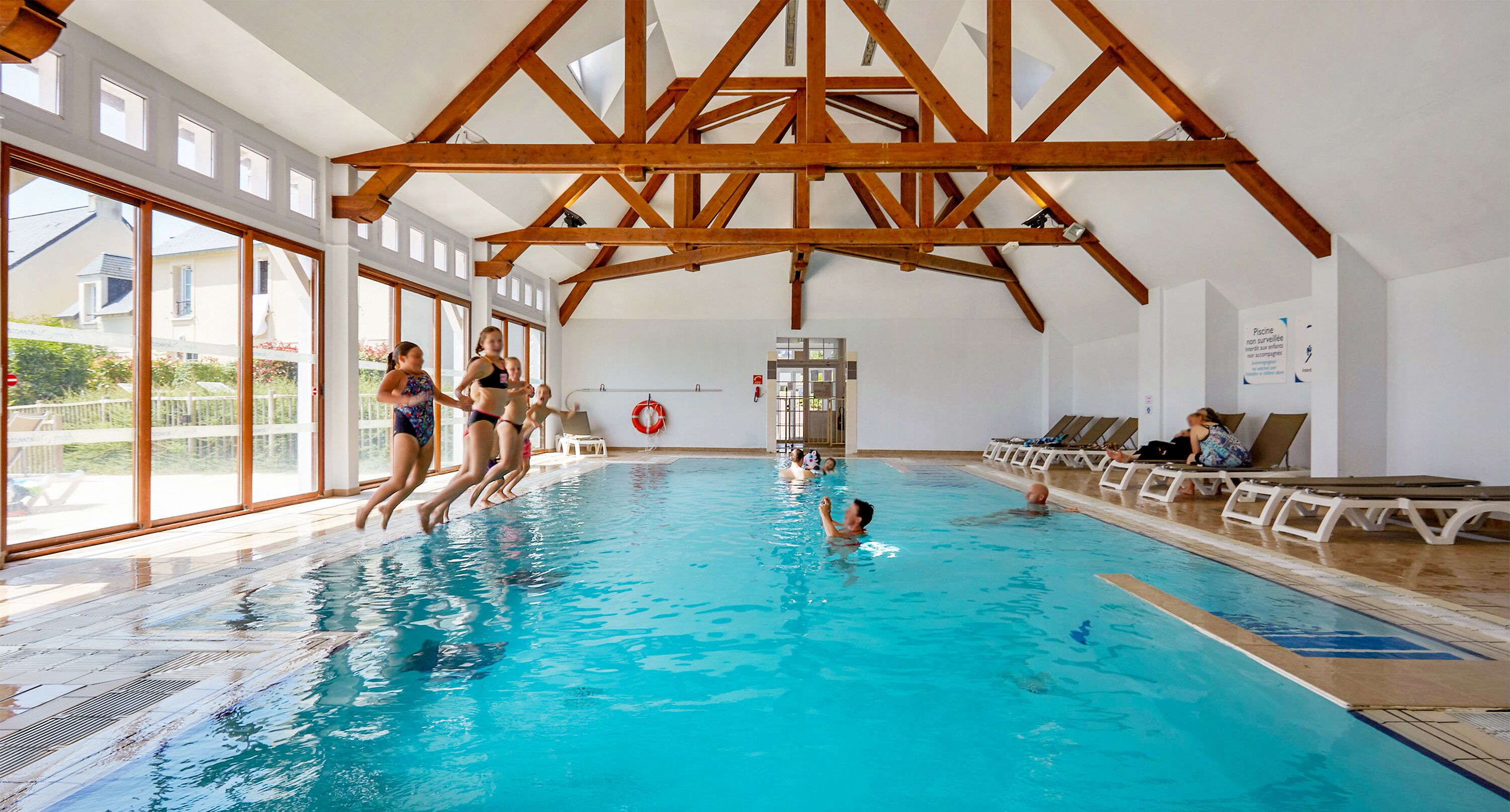 室內游泳池和季節性室外游泳池，提供泳池遮陽傘和日光浴躺椅