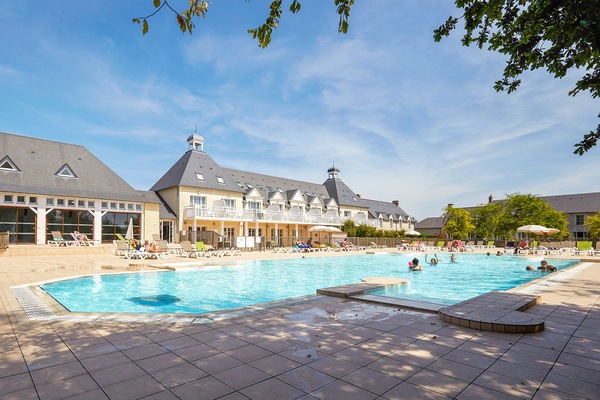 Piscine couverte, piscine extérieure (ouverte en saison)