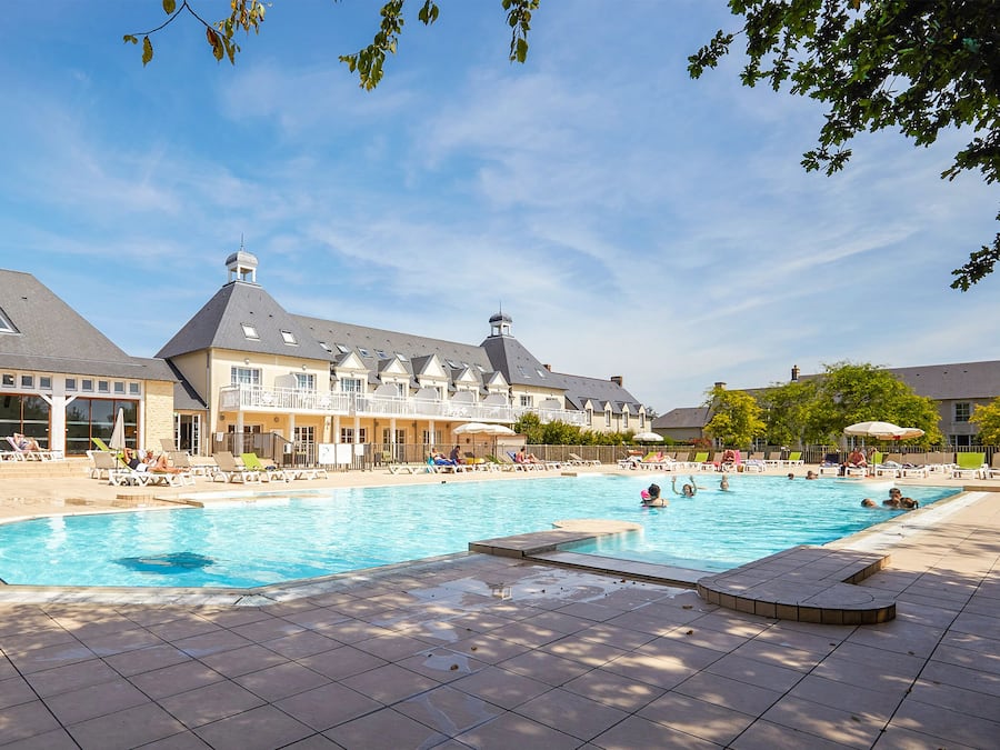 Een binnenzwembad, een seizoensgebonden buitenzwembad