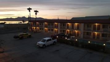 Un motel doté de plusieurs balcons, d’un parking et offrant une vue sur les montagnes.