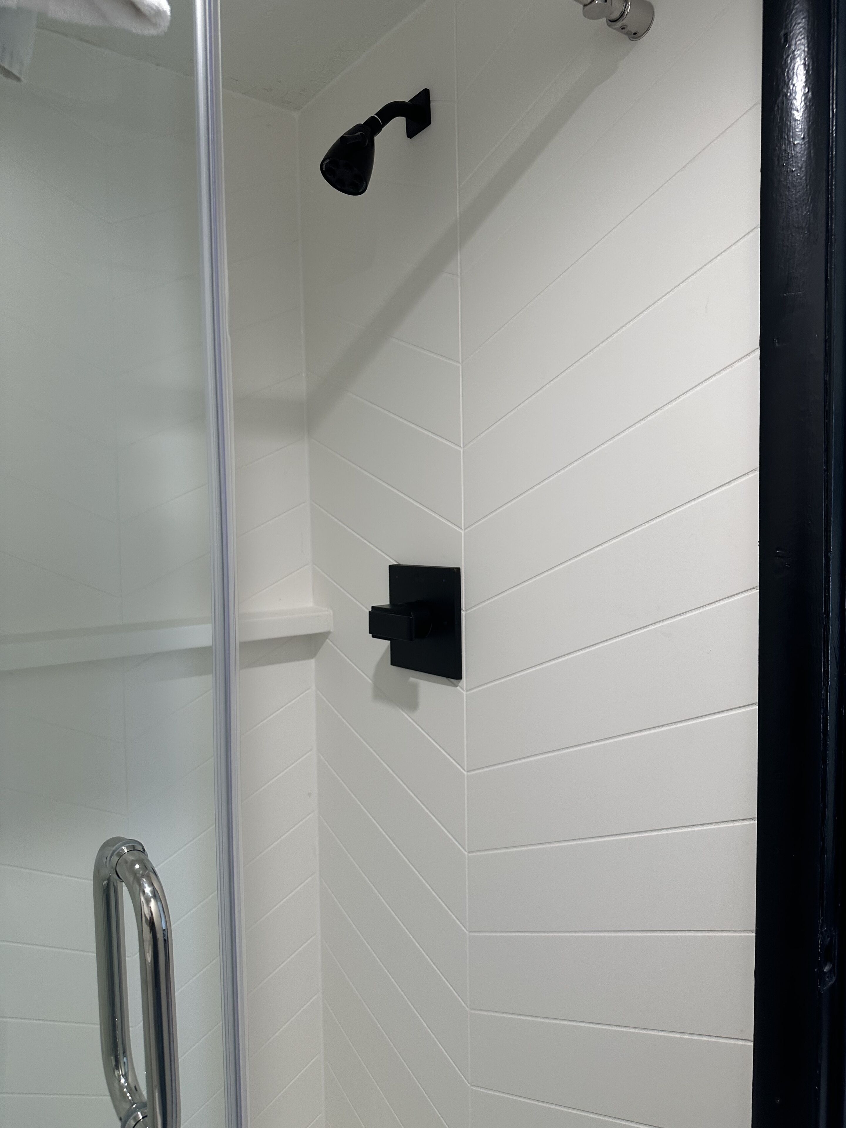 Combined shower/bathtub, free toiletries, hair dryer, towels