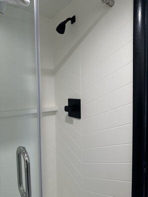 Tina con regadera, amenidades de baño gratuitas, secadora de cabello
