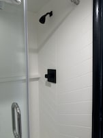 Combined shower/tub, free toiletries, hair dryer, towels