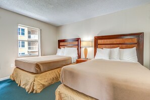 Suite familiar, 1 habitación, cocina, vista parcial al océano | 1 habitación, muebles diferentes y escritorio 