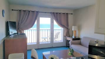 Junior Suite, 1 Bedroom, Oceanfront | Living room