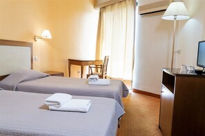 Minibar, desk, blackout drapes, iron/ironing board - Four Seasons Hotel (Glyfada)