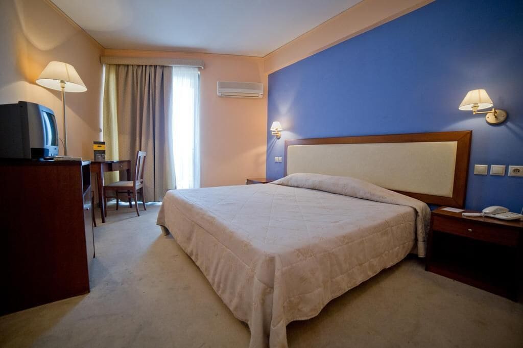 Minibar, bureau, rideaux d’obscurcissement, fer et planche à repasser