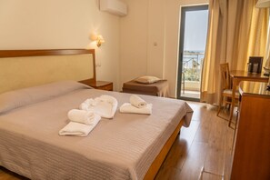 Sea View Double or Twin Room | Minibar, skrivebord, blendingsgardiner og strykejern/-brett