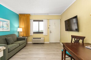 Suite, 1 cama King size y sofá cama, no se aceptan mascotas (King Suite) | Área de sala de estar | Televisión de pantalla plana de 32 pulgadas con canales por cable
