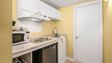 Suite, 1 cama King size y sofá cama (King Suite, No Balcony) | Cocina privada | Frigobar, microondas, parrilla de estufa y cafetera y tetera