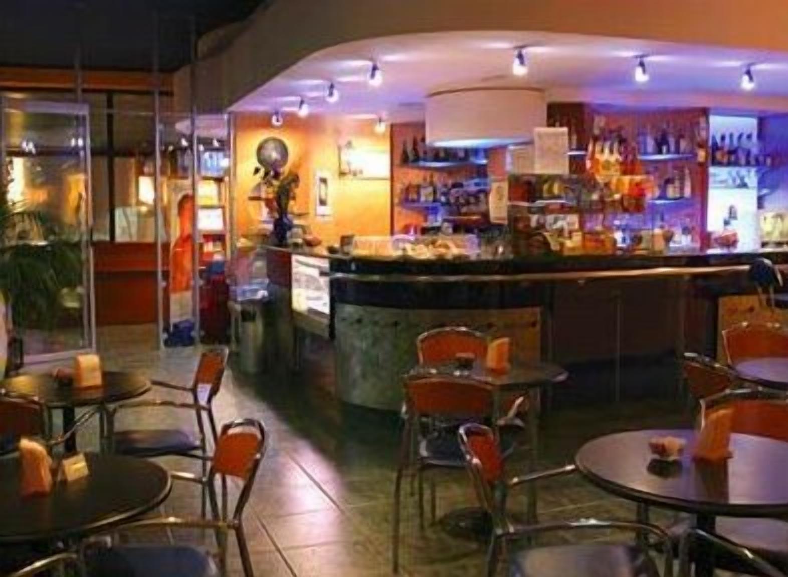 Bar (trong khuôn viên)