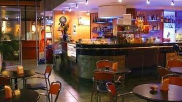 Bar (trong khuôn viên)