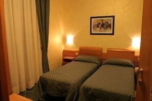 Minibar, bureau, lits bébé (en supplément), lits pliants/supplémentaires
