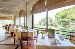2 restaurantes; se sirve desayuno, almuerzo y cena
