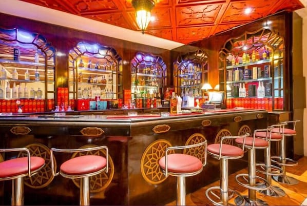 3 bars/lounges