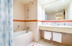 Twin Room, 2 Twin Beds | Bathroom | Bathtub, free toiletries, hair dryer, towels - Hôtel Farah Safi (Safi)