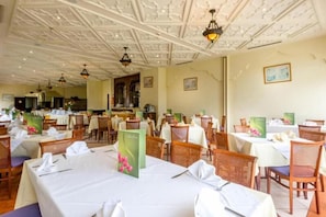 2 restaurants; breakfast, lunch, and dinner served