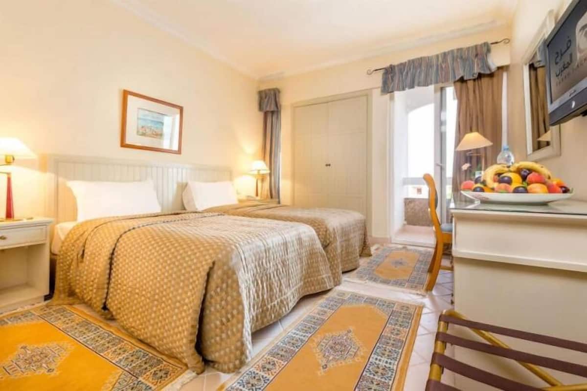 Twin kamer, 2 eenpersoonsbedden | Een minibar, een bureau, verduisterende gordijnen, geluiddichte muren