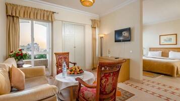 Royal Suite, 1 Katil Kelamin (Double) | Bar mini, meja, langsir/tirai gelap terus, kalis bunyi