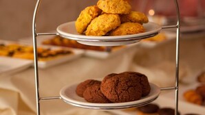 A three-tiered metal stand with plates of cookies. - Hotel Mini Palace Country House (Molinella)
