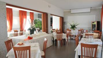 Tägliches Frühstücksbuffet (10 EUR pro Person)