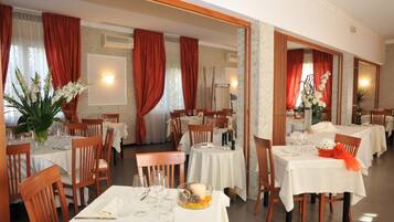 Servizio di colazione, pranzo e cena