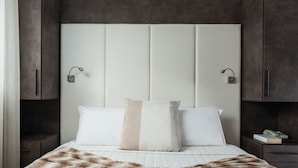 A bedroom with a large bed, two bedside tables, a nightstand, and a wardrobe. - Hotel Mini Palace Country House (Molinella)