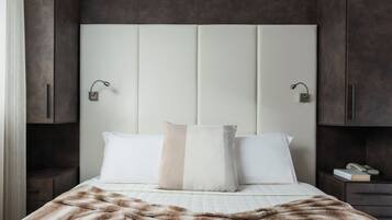 Hochwertige Bettwaren, Daunenbettdecken, Minibar, Schreibtisch