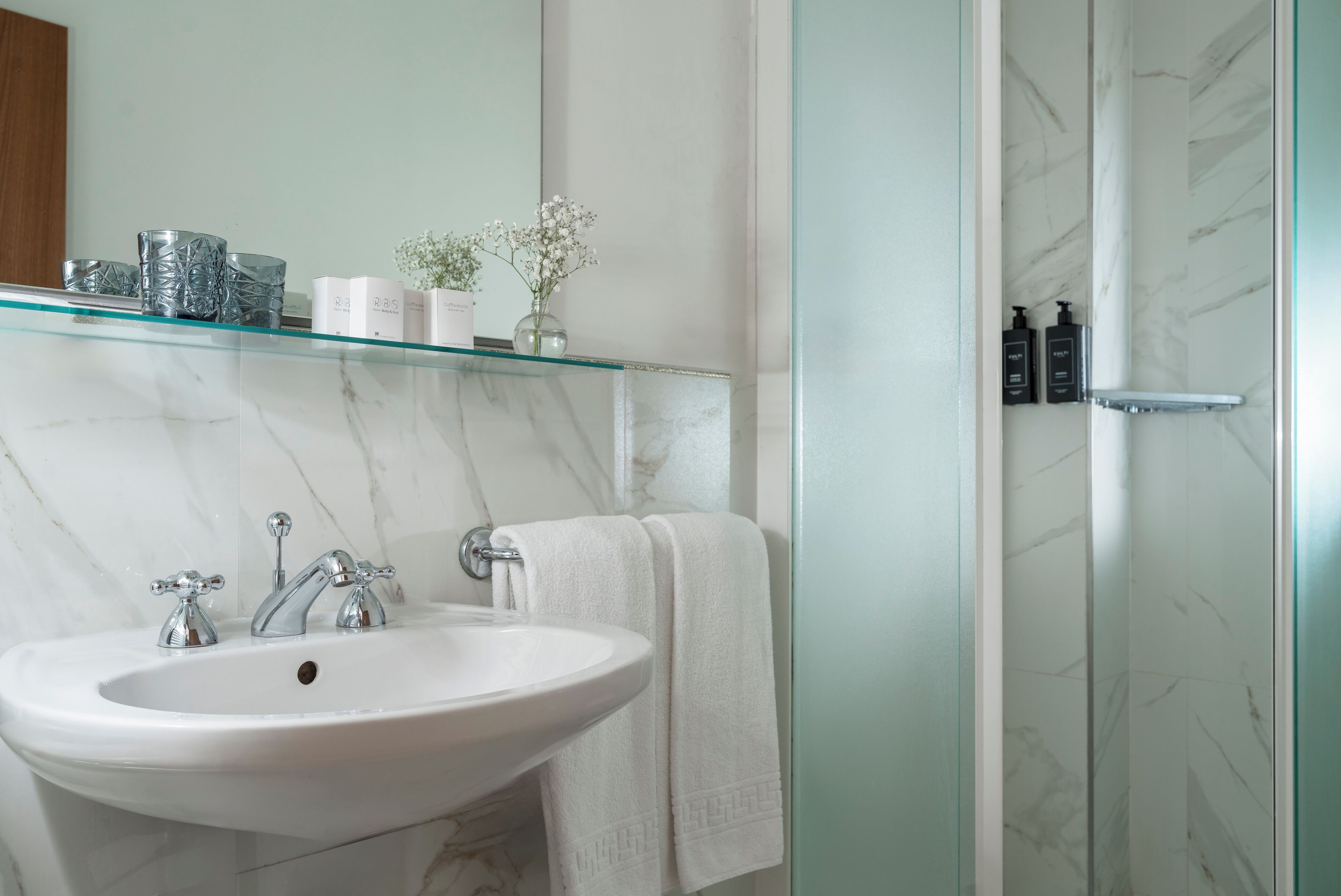 Douche, douche à « effet pluie », articles de toilette de luxe