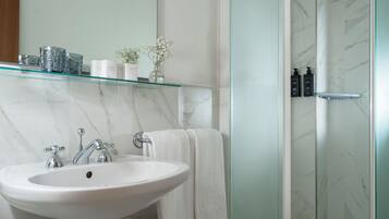 Dusche, Regendusche, Designer-Toilettenartikel, Haartrockner