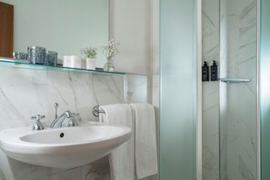 Douche, douche à « effet pluie », articles de toilette de luxe