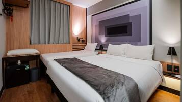 Habitación superior (1 Double Bed and 1 Single Bed) | Minibar, escritorio, sistema de insonorización y wifi gratis