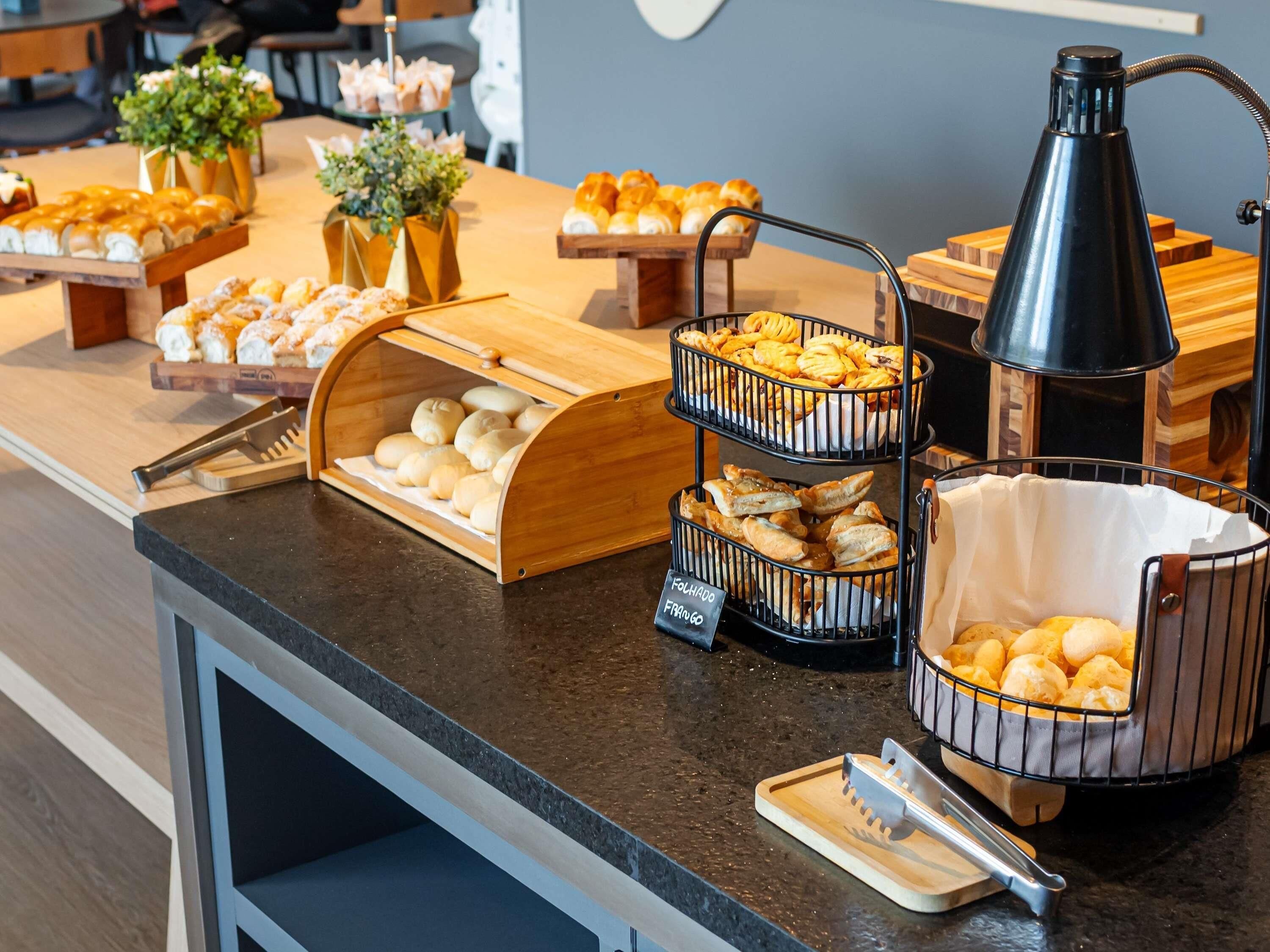 Se ofrece un desayuno bufé todos los días (53 BRL por persona)