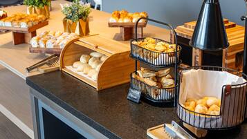 Se ofrece un desayuno bufé todos los días (53 BRL por persona)