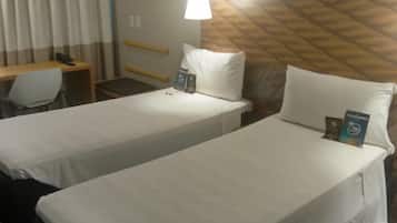 Quarto duplo standard, 2 camas de solteiro | Frigobar, escrivaninha, quartos à prova de som, Wi-Fi de cortesia