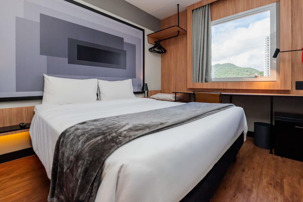 Minibar, escritorio, sistema de insonorización y wifi gratis