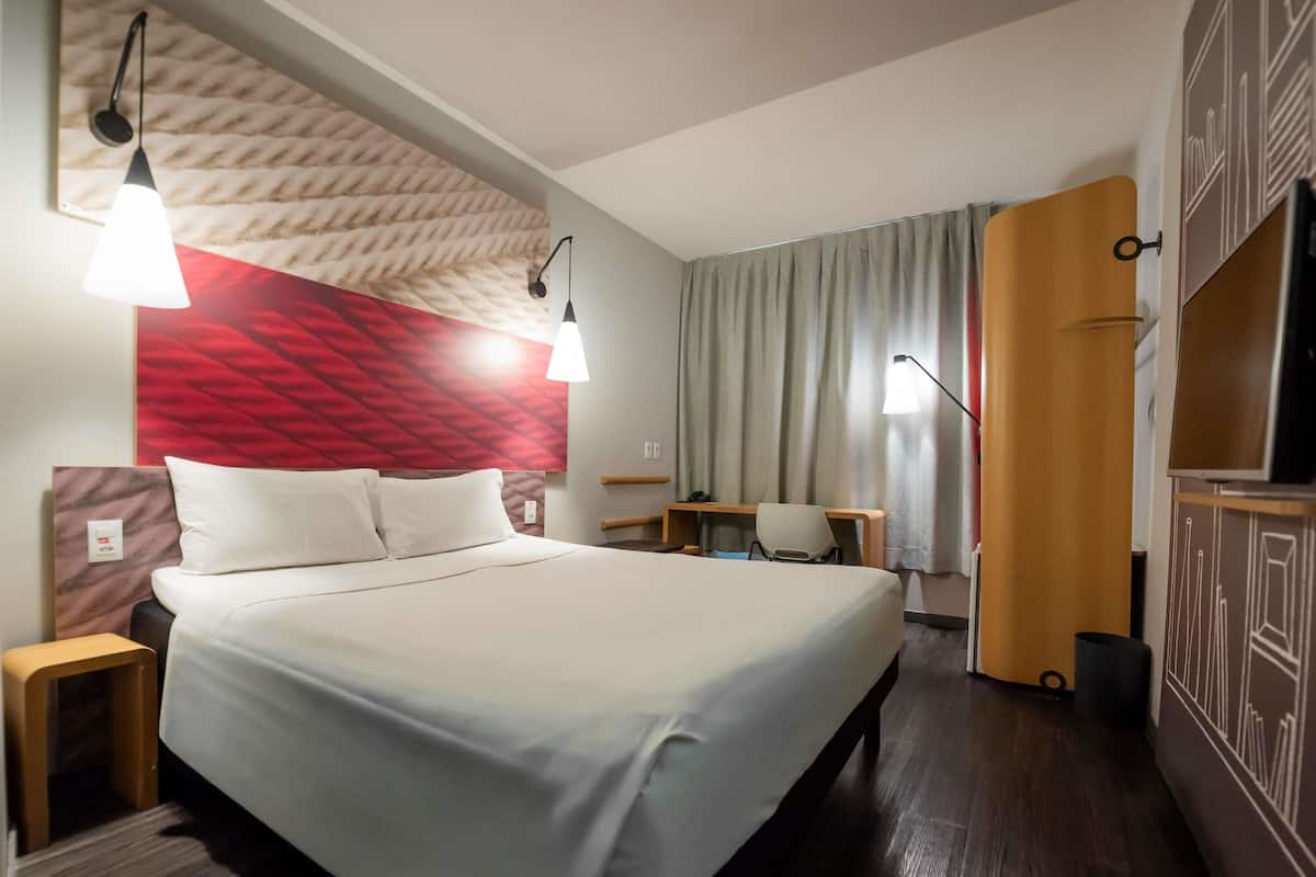 Standard Room, 1 Double Bed | Minibar, desk, soundproofing, WiFi (free)