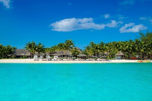 Private beach, white sand, sun-loungers, beach umbrellas - The St. Regis Bora Bora Resort (Bora Bora)