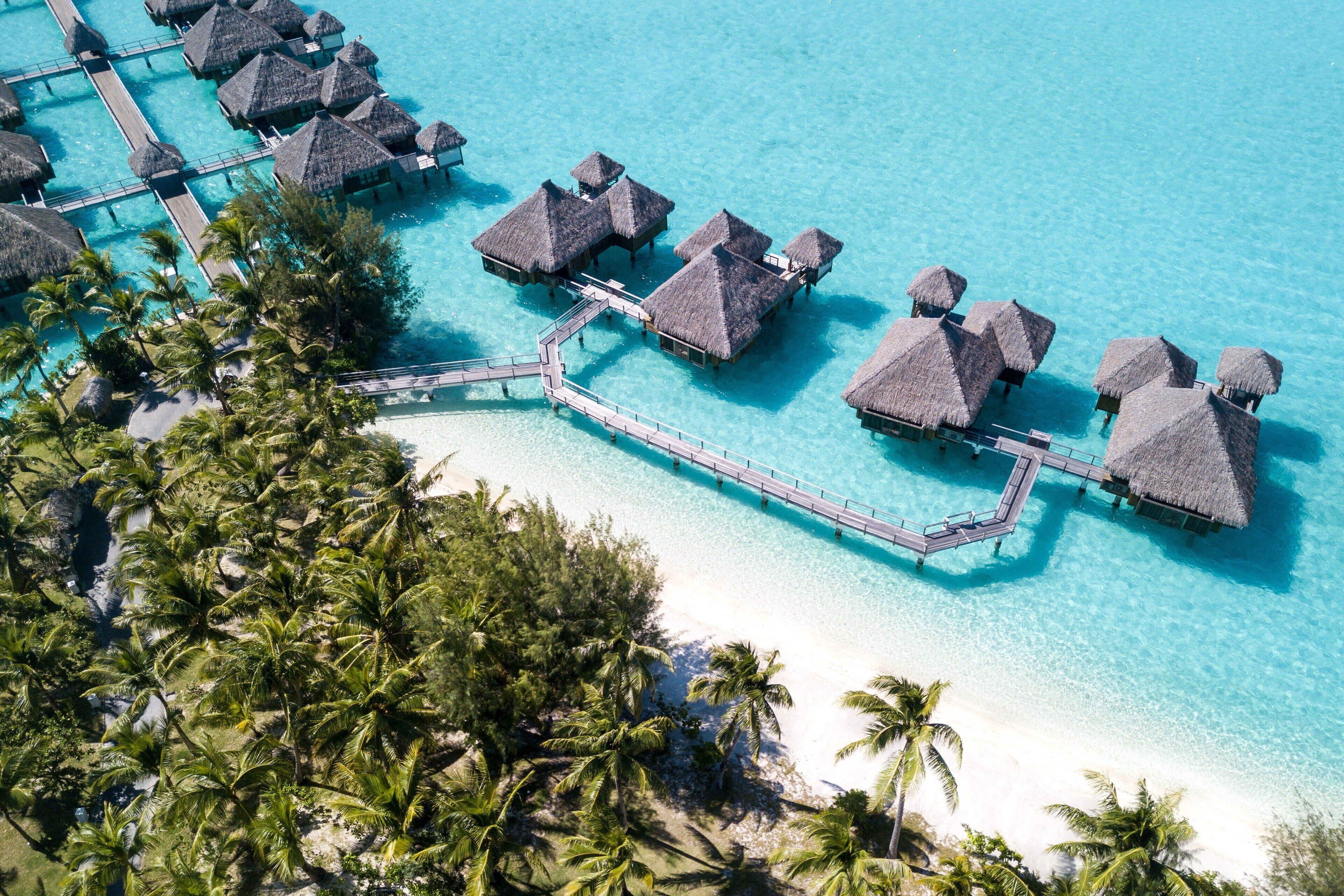 Villa Superior - 1 kingsize-säng - utsikt mot lagunen (Overwater) | Pool | 2 utomhuspooler, gratis cabanor och parasoller
