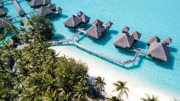 Villa Superior - 1 kingsize-säng - utsikt mot lagunen (Overwater) | Pool | 2 utomhuspooler, gratis cabanor och parasoller