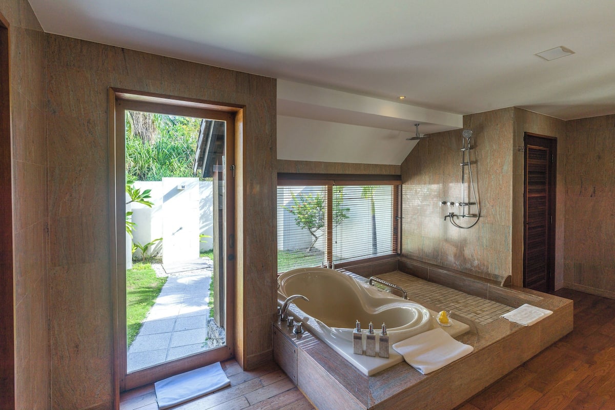 royal villa, 2 bedrooms, ocean view | bathroom | separate bathtub and shower, deep-soaking bathtub, rainfall showerhead