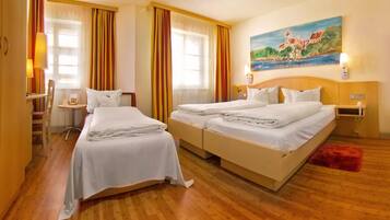 Dreibettzimmer | Hochwertige Bettwaren, Minibar, Zimmersafe, Schreibtisch