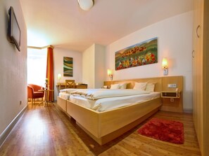 أغطية فراش متميزة وميني بار وخزنة داخل الغرفة ومكتب