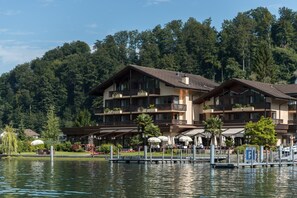 A hotel with multiple balconies, a dock, and a lake view. - Seehotel Sternen (Horw)