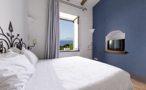 Down duvets, minibar, in-room safe, desk - Relais Regina Giovanna (Sorrento)