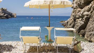 Spiaggia privata, sabbia scura, navetta gratuita per la spiaggia