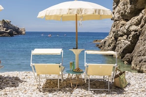 Playa privada y playa de arena negra