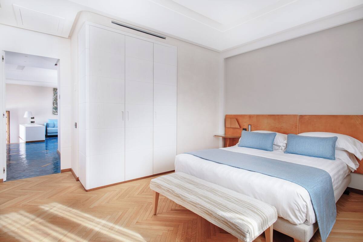 Kamer (Q. Rovigliano apt) | Donsdekens, een minibar, een kluis op de kamer, een bureau