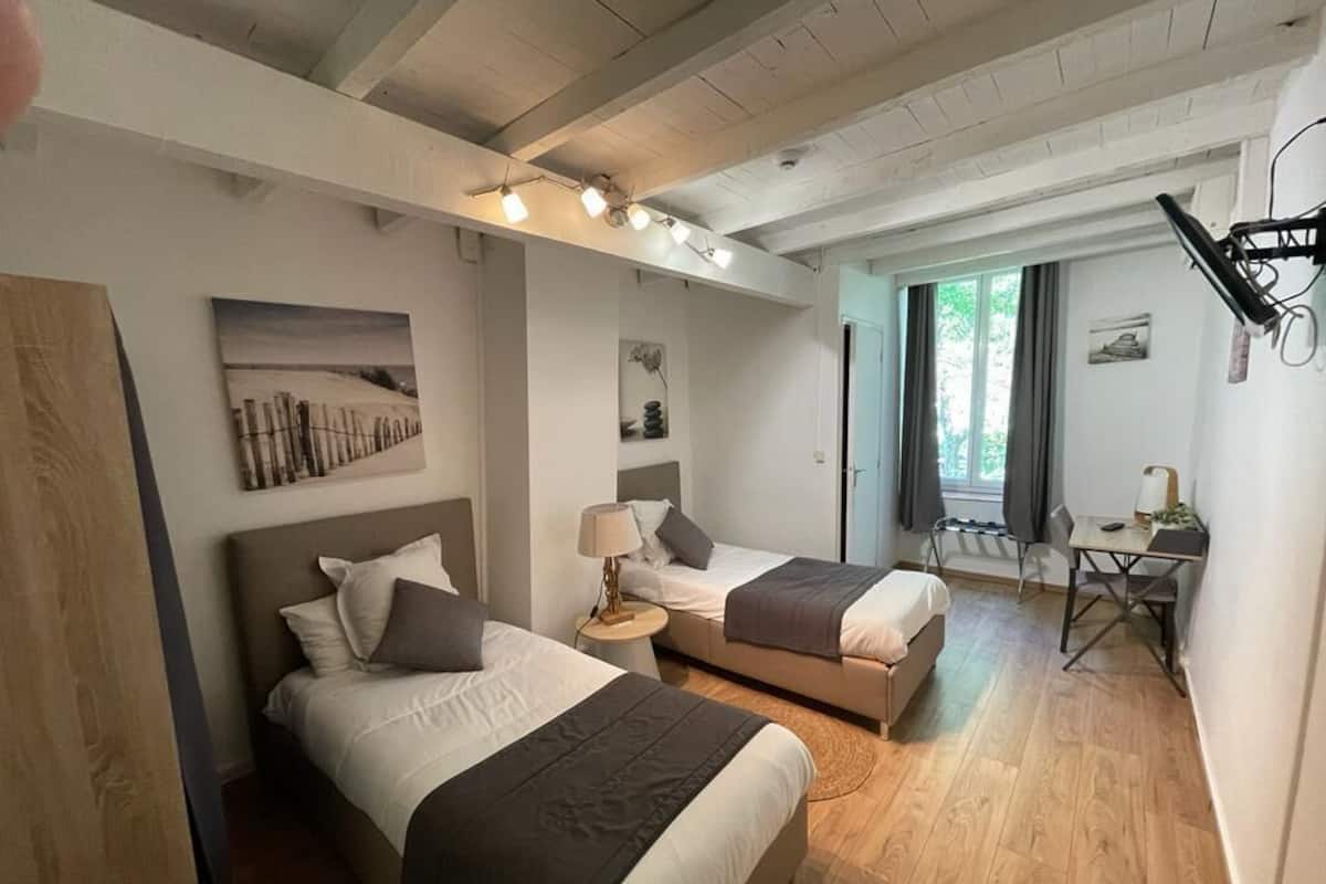 Standard-Doppel- oder -Zweibettzimmer | Schreibtisch, kostenloses WLAN, Bettwäsche, Rollstuhlgeeignet